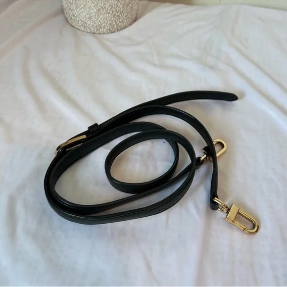 Tory Burch Black Leather Shoulder Bag with Gold Accents - Picture 15 of 16